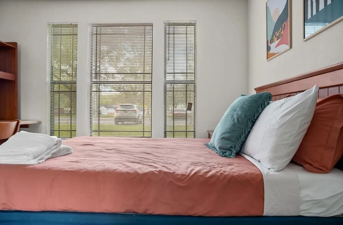 Long Term Stays Allowed Pet Friendly & Pool Tampa Apartment